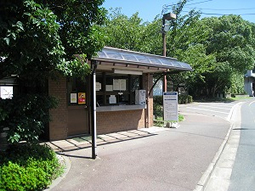 迂回路に入るには、陣内形成外科が目印です。
迂回路に入ってすぐ左に箱崎松原郵便局があります。