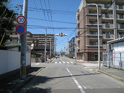 文系地区への駐車が許可された場合は、小松門から３号線方面に向かい、
手前の点滅信号を右折します。